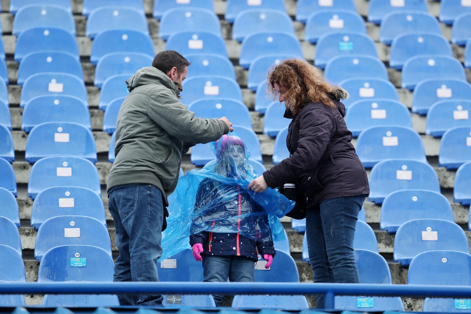 Vrijeme je. Dosta je prebacivanja krivnje i odgovornosti. Zagrepčani zaslužuju stadion koji je snažniji od proljetnog pljuska jer ovo u srijedu je bilo tužno za gledati. 