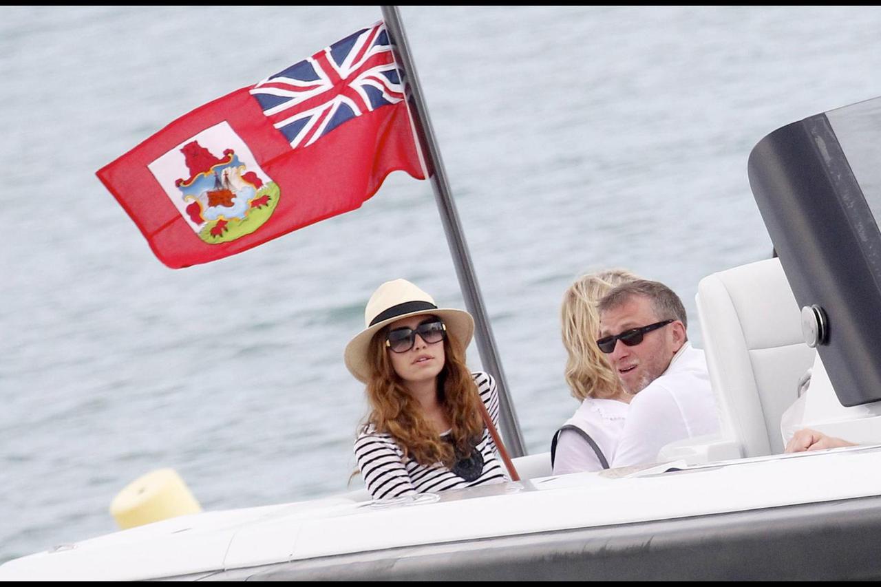 ROMAN ABRAMOVITCH ET DASHA ZHUKOVA PARTENT DE LA PLAGE DU CLUB 5