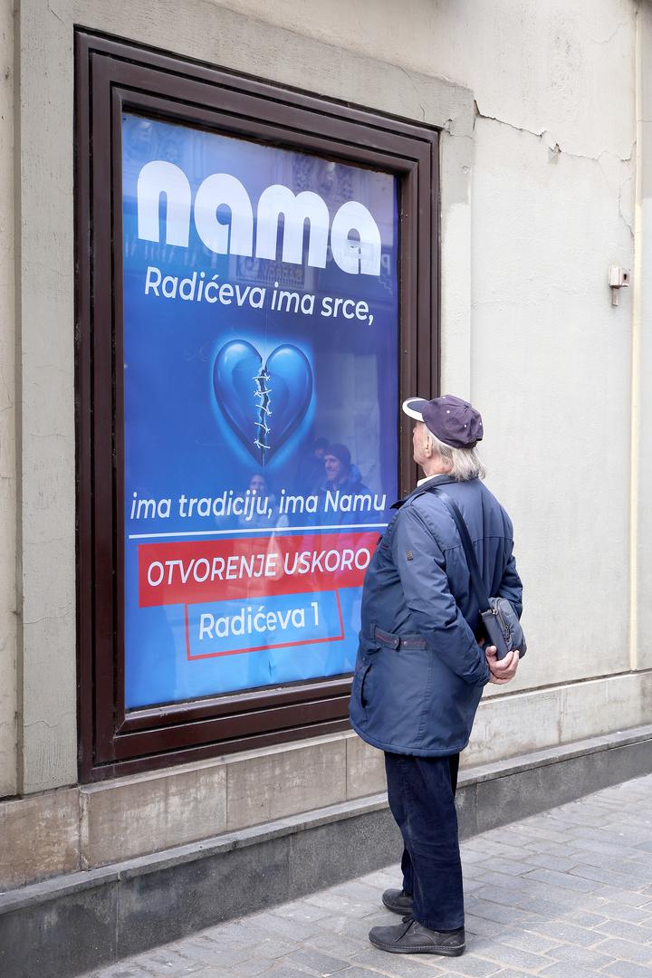 Hoće li se kultni brend u centru grada doista vratiti u manjem formatu, znat će se uskoro, no plakati na izlozima već su probudili znatiželju prolaznika i nostalgičara.