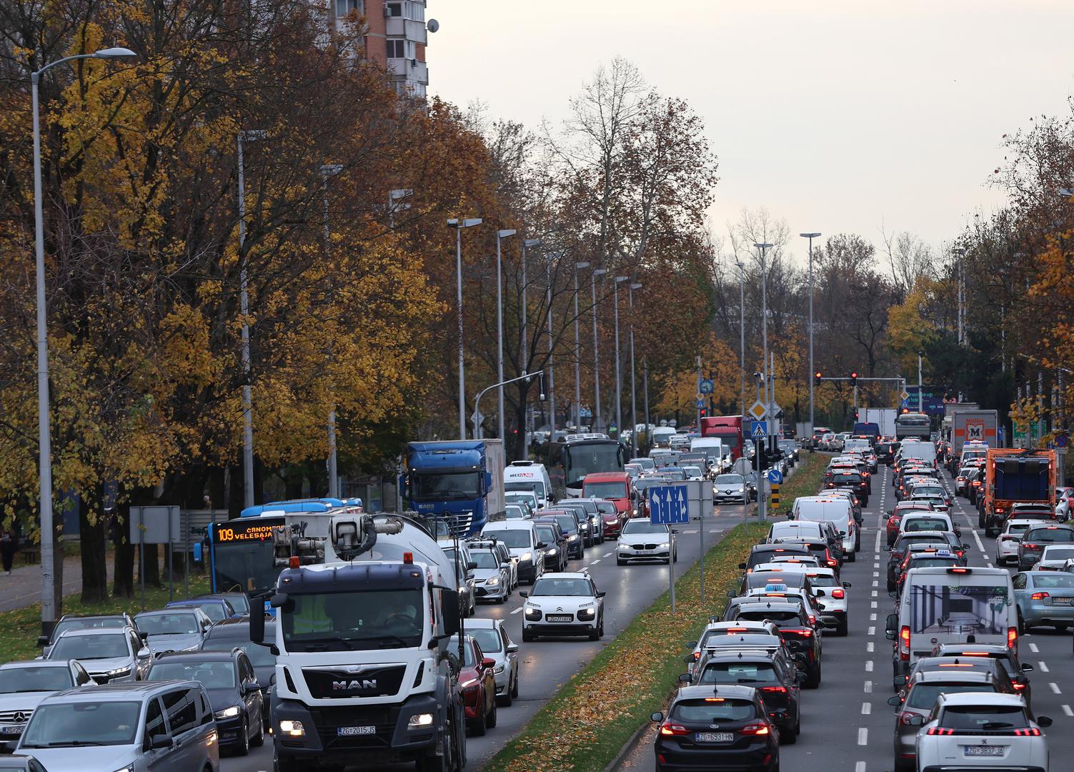ZET javlja da zbog povećane gustoće prometa u široj zoni grada, odnosno na obilaznim smjerovima putovanja, bilježe odstupanja u tramvajskom i autobusnom prometu.