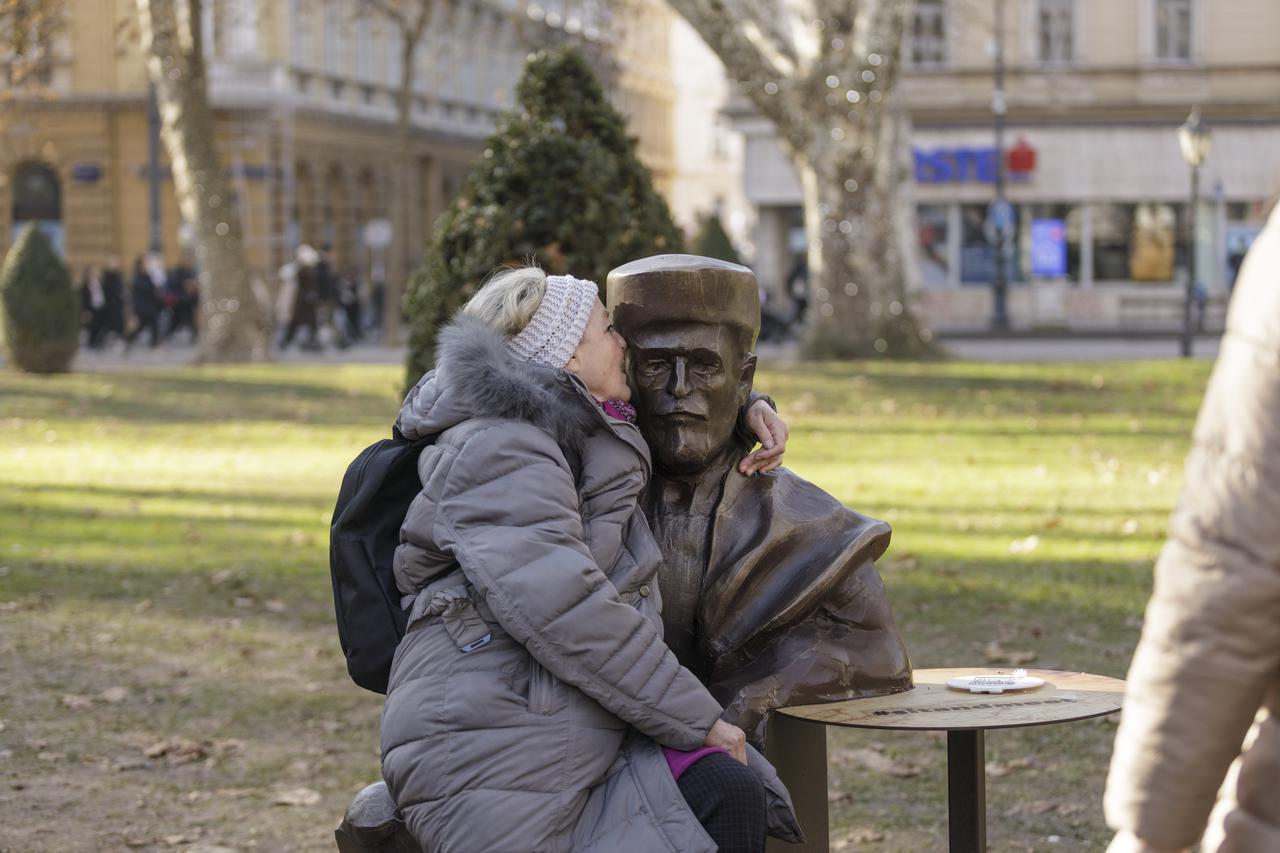 Zagreb: Poznate ličnosti na klupicama na Zrinjevcu