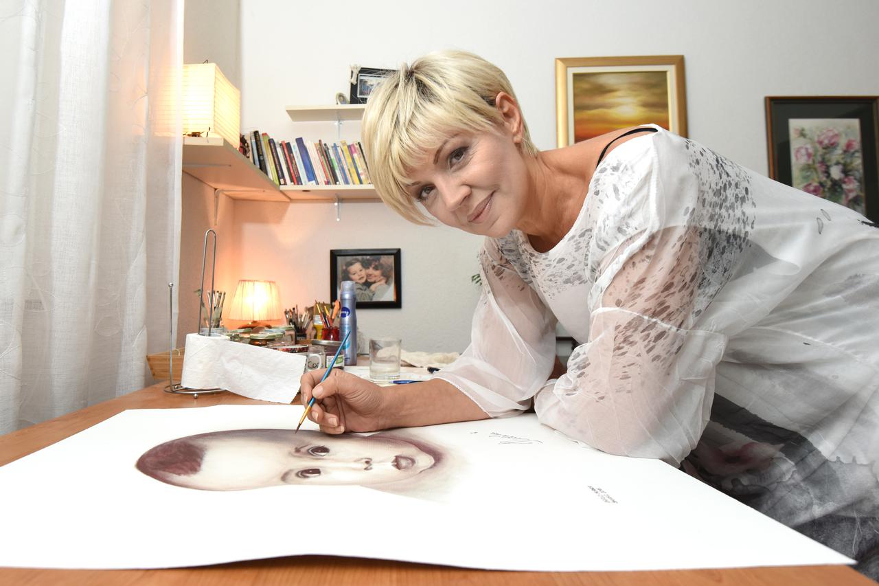 Zadar: Marina Tomaševi? crnim vinom slika portrete svojih kolega sa estrade