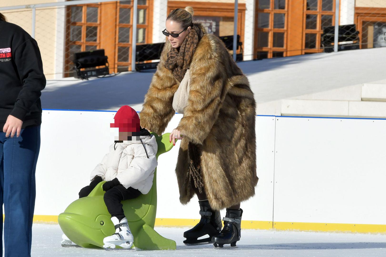 Proslavljena sportašica, koju su dvaput proglasili najljepšom na velikim natjecanjima, pokazala je da i u ležernom izdanju ima stila. Za zimsku avanturu odabrala je upečatljiv dugi krzneni kaput i sunčane naočale. Ipak, u prvom planu nije bila moda, već njezina posvećenost djeci.