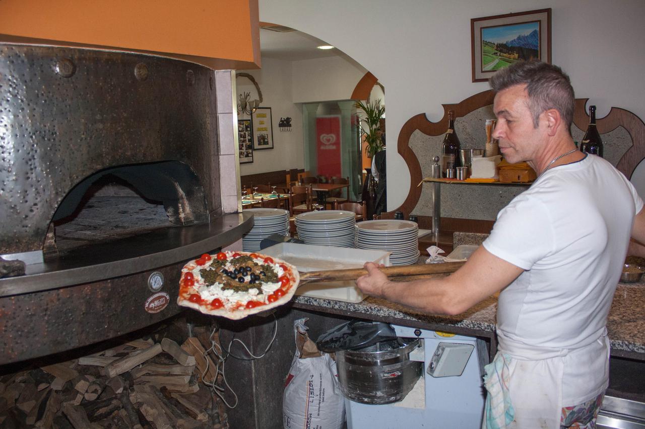 Pizzeria