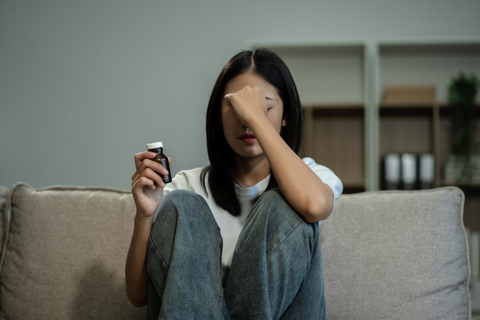 Antidepresivi: Pijenje kave, osobito u većim količinama, može pojačati učinke nekih antidepresiva, stvarajući kompleks s lijekovima koji otežava njihov unos u organizam. "Neke antidepresive, posebno selektivne inhibitore ponovne pohrane serotonina (SSRI), obrađuje isti jetreni enzim kao i kofein. To znači da kava može usporiti način na koji vaše tijelo uklanja kofein ili lijek, čime se povećavaju nuspojave poput nemira, nesanice ili ubrzanog rada srca", objasnio je Budd.