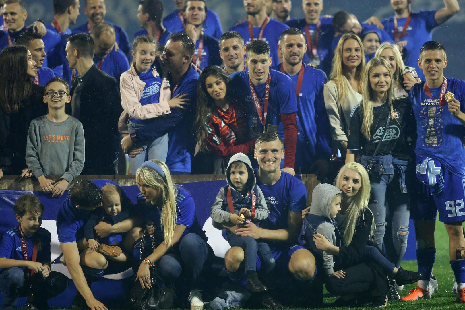 Dinamovcima su u proslavi priključile supruge i djevojke