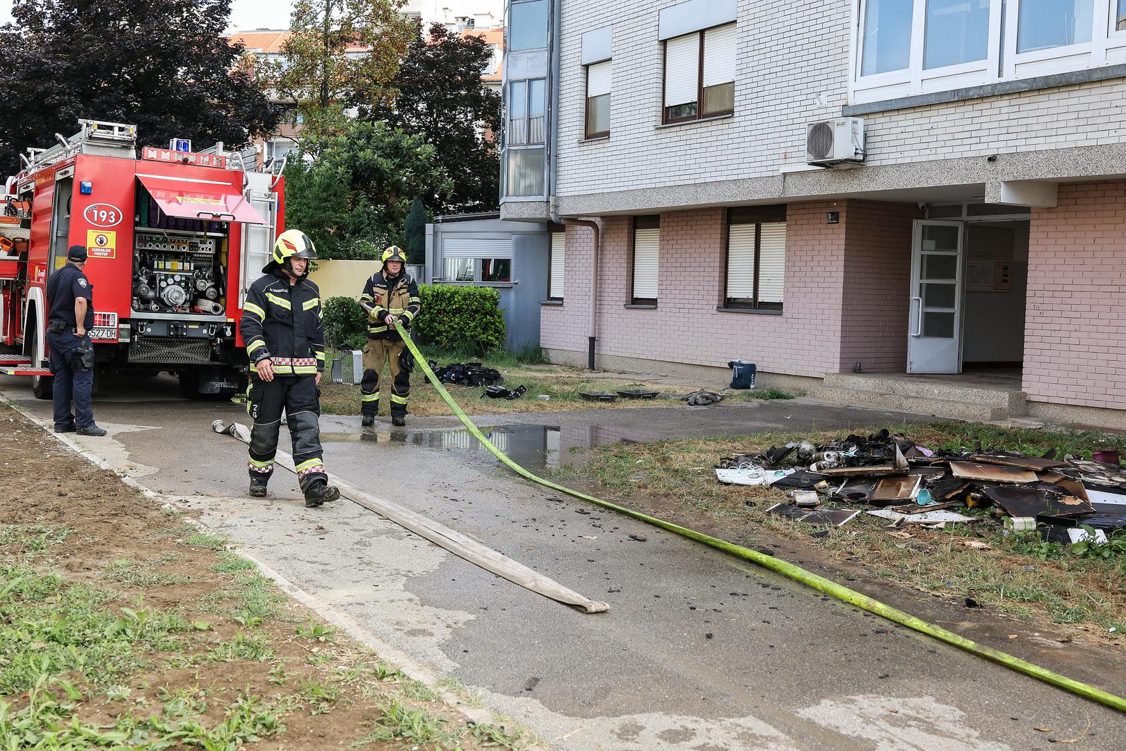 Požar je planuo oko 3.40 sati, izvijestila je Policijska uprava zagrebačka. 