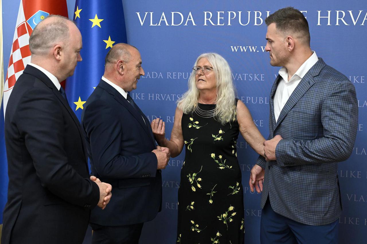 Zagreb: Andrej Plenković uručio Domovnicu Stipi Miočiću i njegovoj obitelji