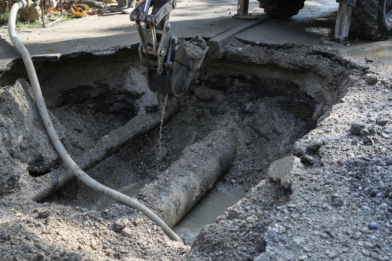 Zagreb: Zbog puknuća cijevi dio Novog Zagreba bez vode 
