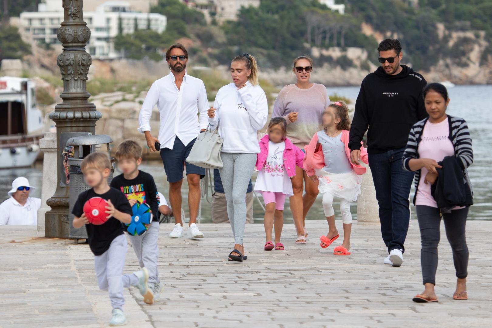 Njihovi sunarodnjaci iz Velike Britanije napali  su ih jer su napustile zemlju dok su mjere opreza još na snazi, Ecclestonke su se pokušale obraniti, ali nije im to baš pošlo za rukom. 