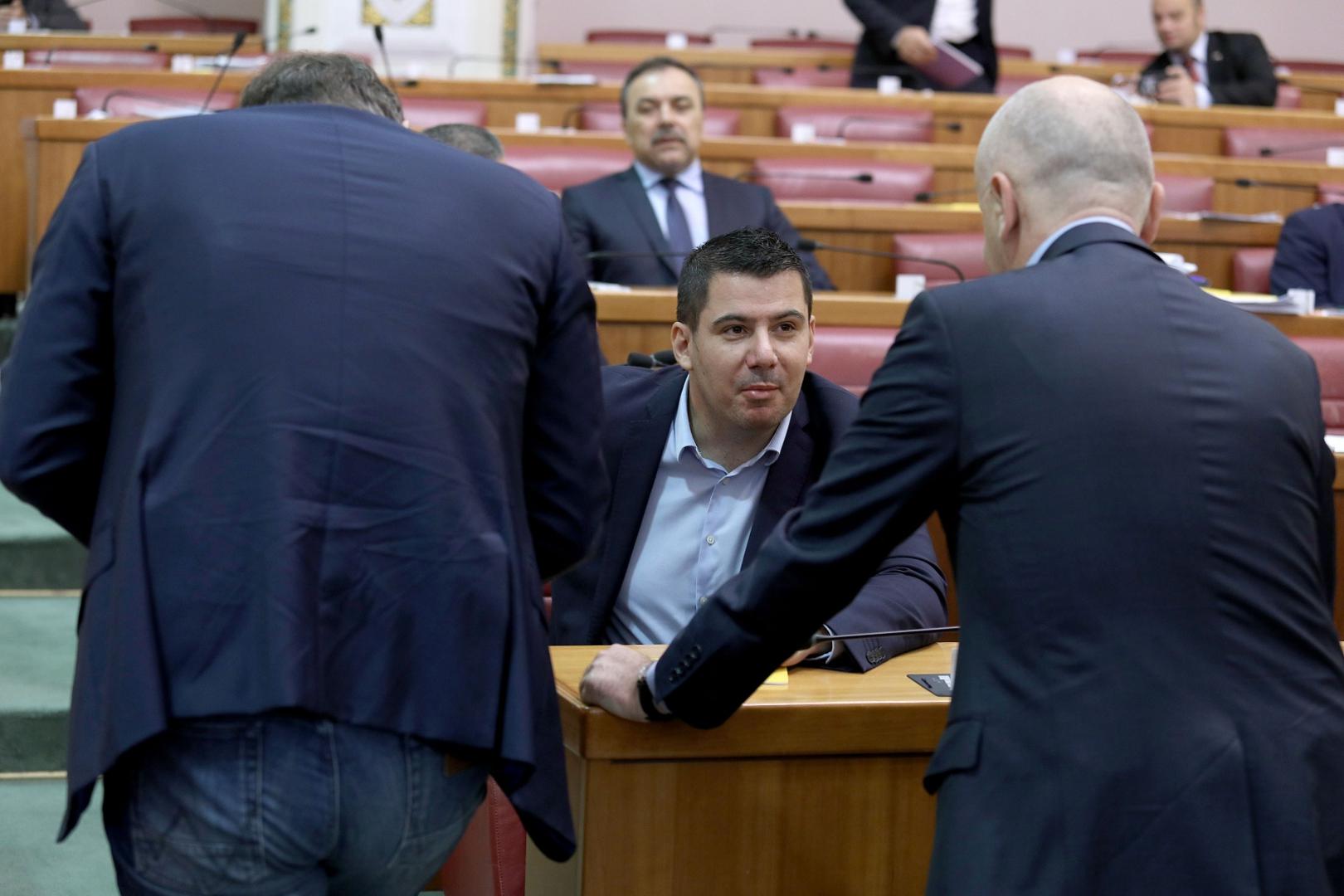 - Protiv uništavanja hrvatskog sela, štetočina iz HDZ-a, protiv Ante Bačića najvećeg uhljeba u Saboru – vikao je Grmoja.
Tada je desetak oporbenih zastupnika koji su bili u dvorani okružilo govornicu te su poručili “Neka nas straža sve sada nosi”, pa je sjednica prekinuta.