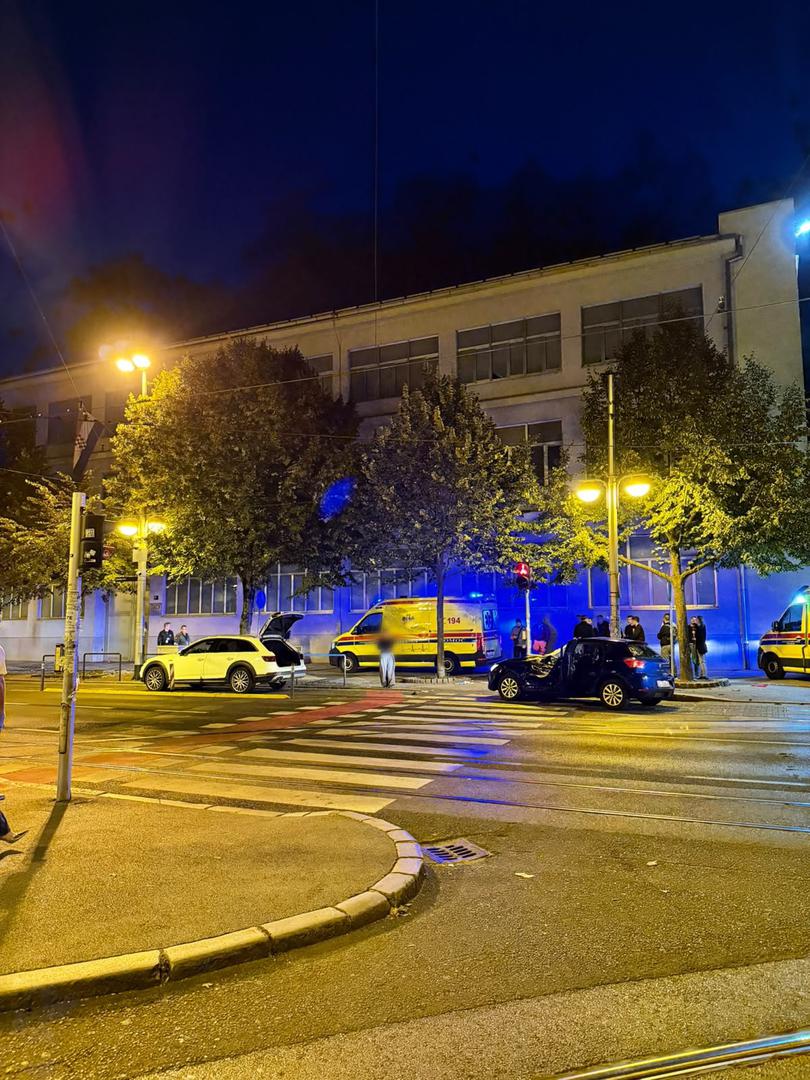 Na mjesto događaja stigla je Hitna medicinska služba, a u nesreći je teže oštećen osobni automobil. 
