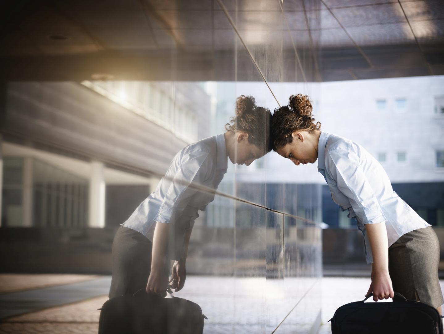 1. Hodajte uspravno - Studije su pokazale da ćete se puno bolje osjećati ako hodate uspravno, visoko držeći glavu, a ramena prema natrag. Ako su vam ramena spuštena i držite se pogrbljeno, vjerojatnije je da ćete se fokusirati na negativne stvari. 