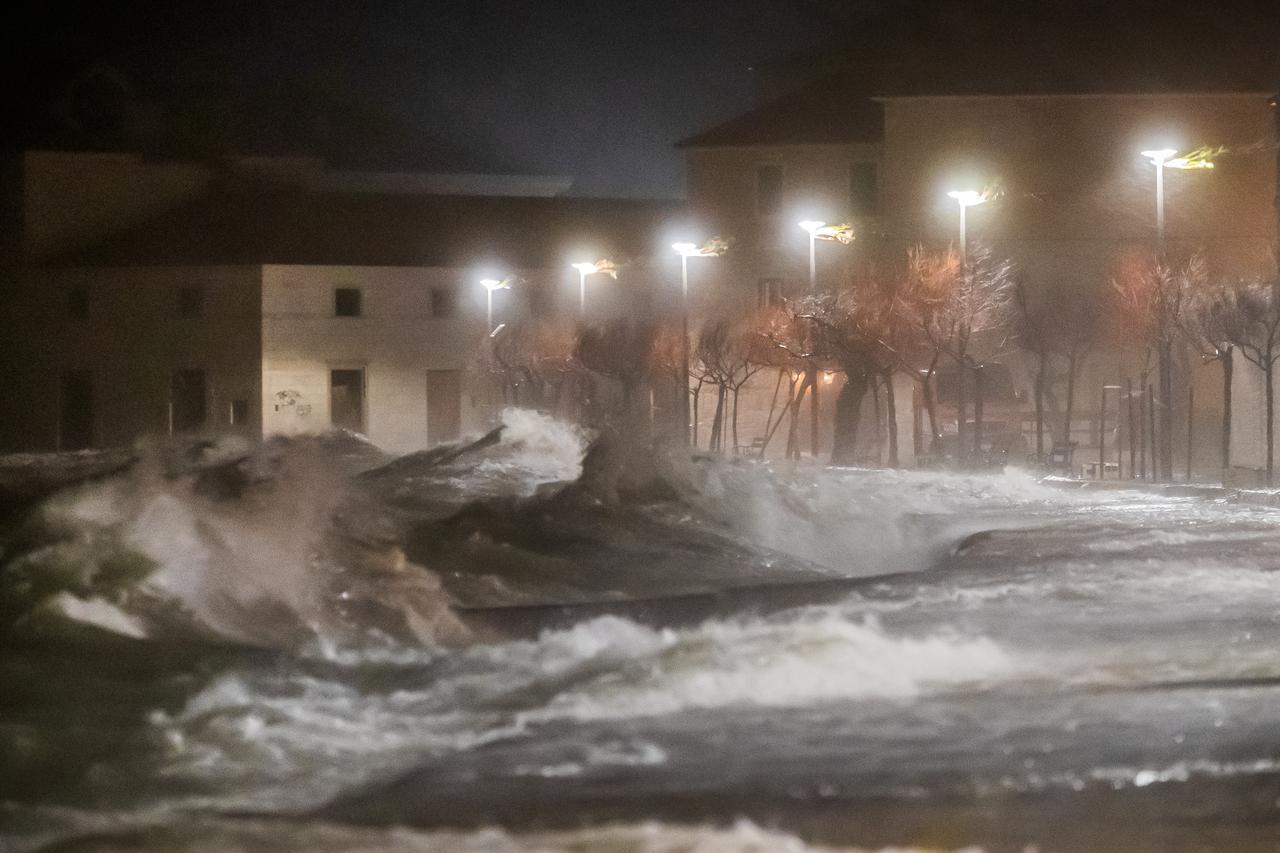 Kaštela: Ciklonalna plima poplavila rivu i okolne ulice