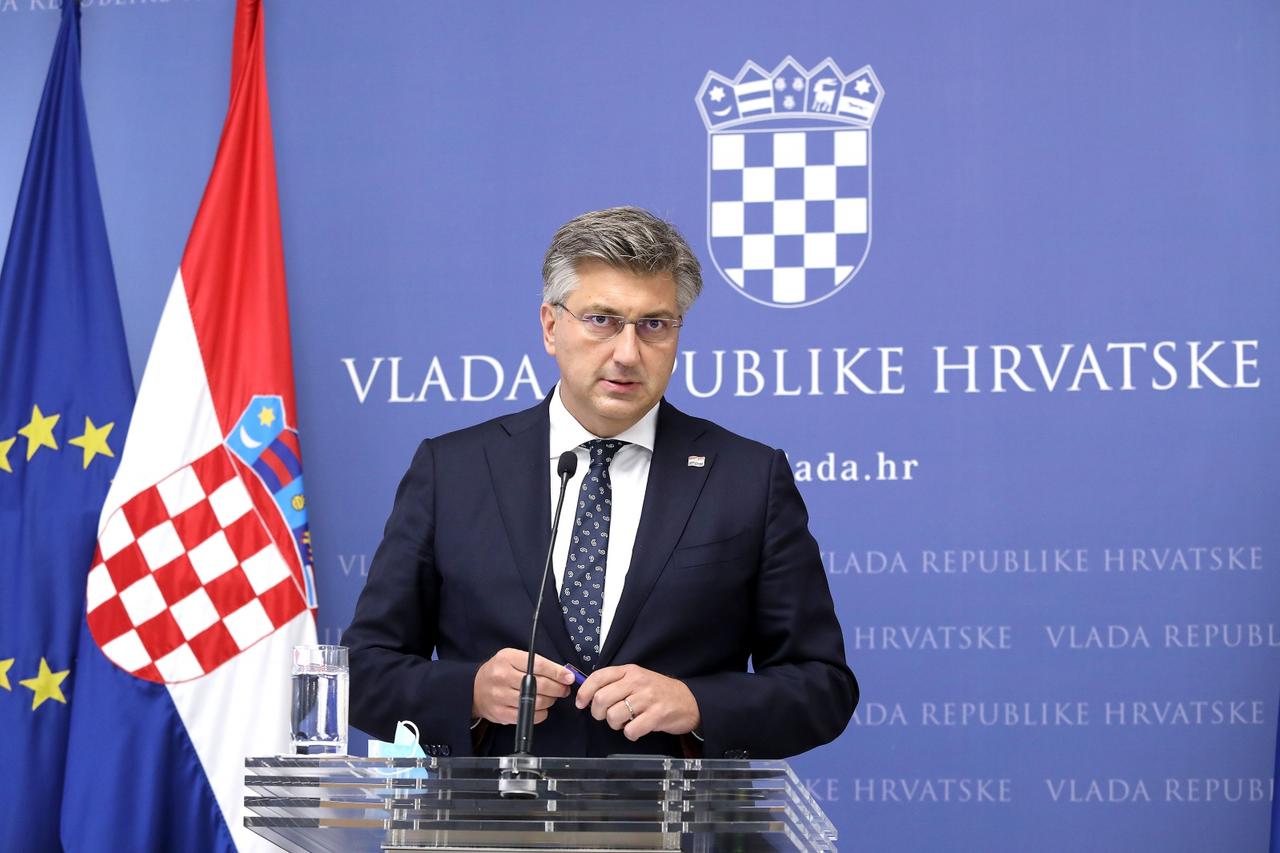 Zagreb: Andrej Plenković dao izjavu medijima nakon sjednice Znanstvenog savjeta