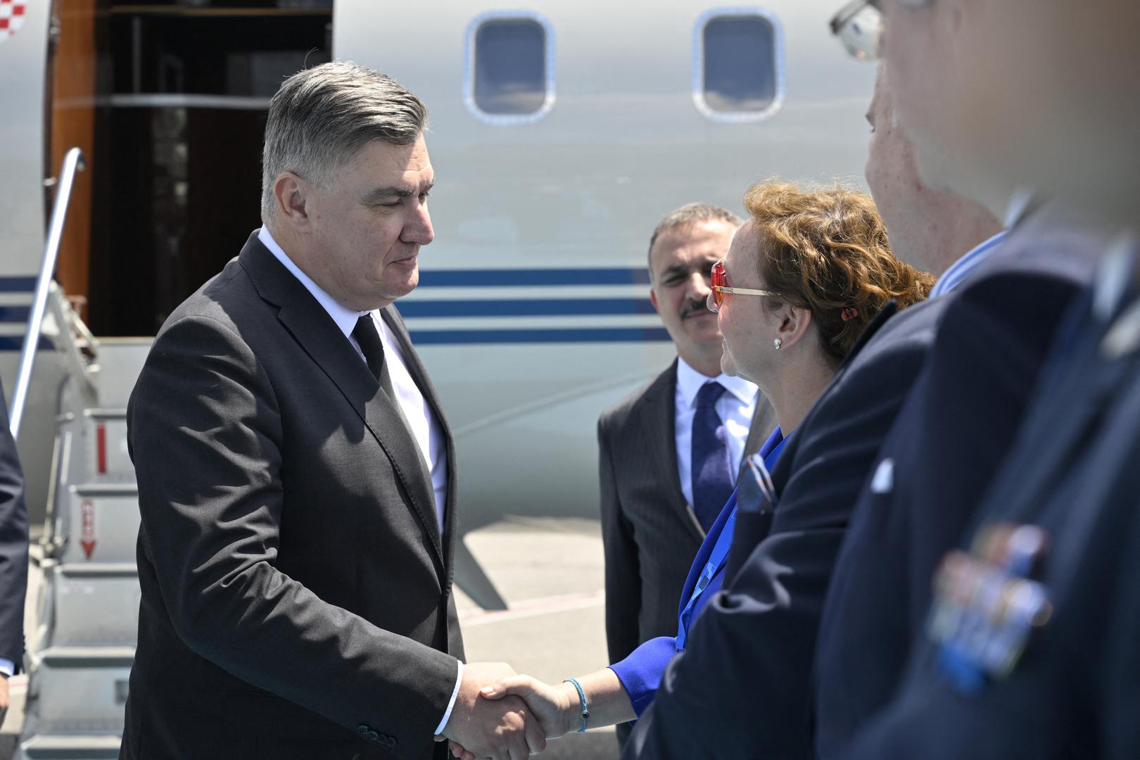 Domaćin summita je turski predsjednik Recep Tayyip Erdoğan, koji će u Ankari ugostiti čelnike sve 32 države članice Saveza. Uz šefove država i vlada, na skupu će sudjelovati gotovo stotinu ministara, brojni visoki diplomati i predstavnici međunarodnih organizacija.