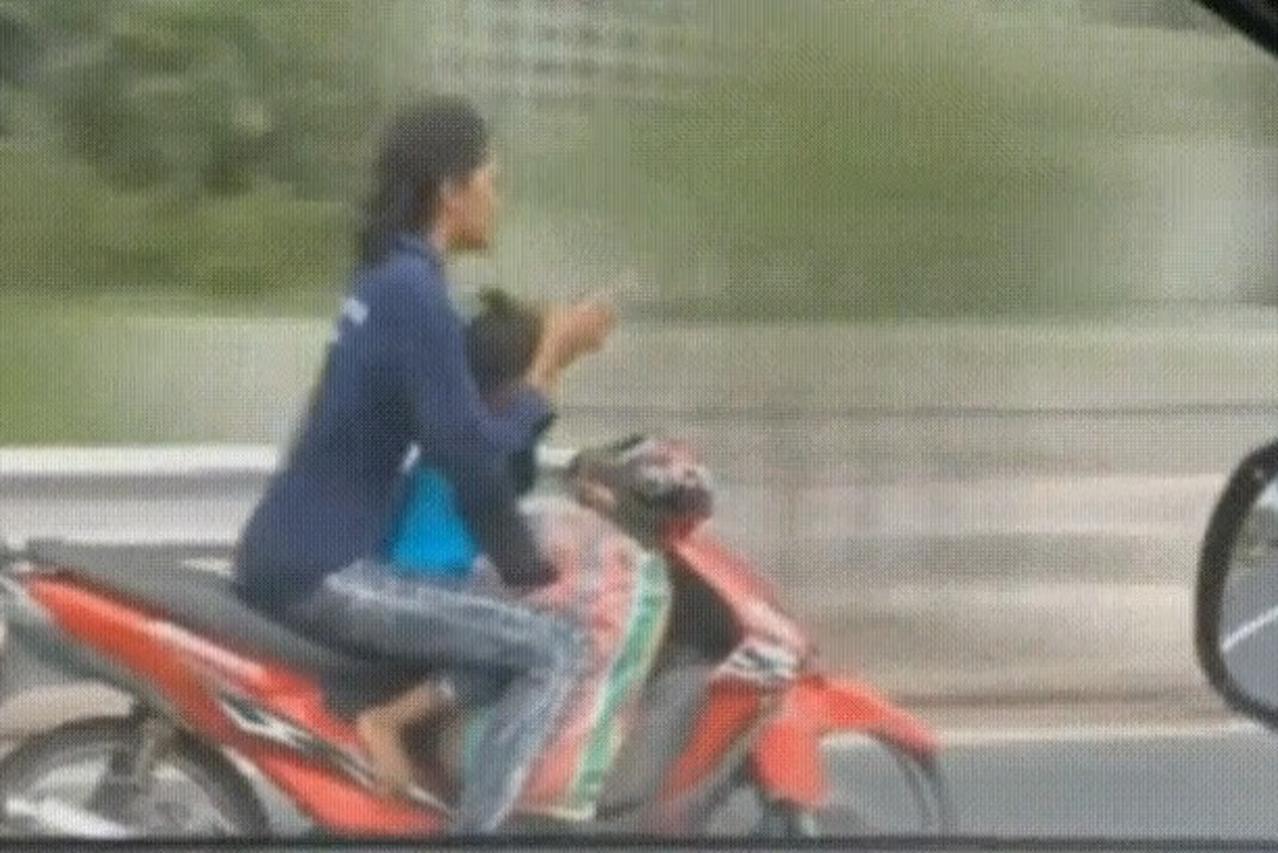 žena na motociklu