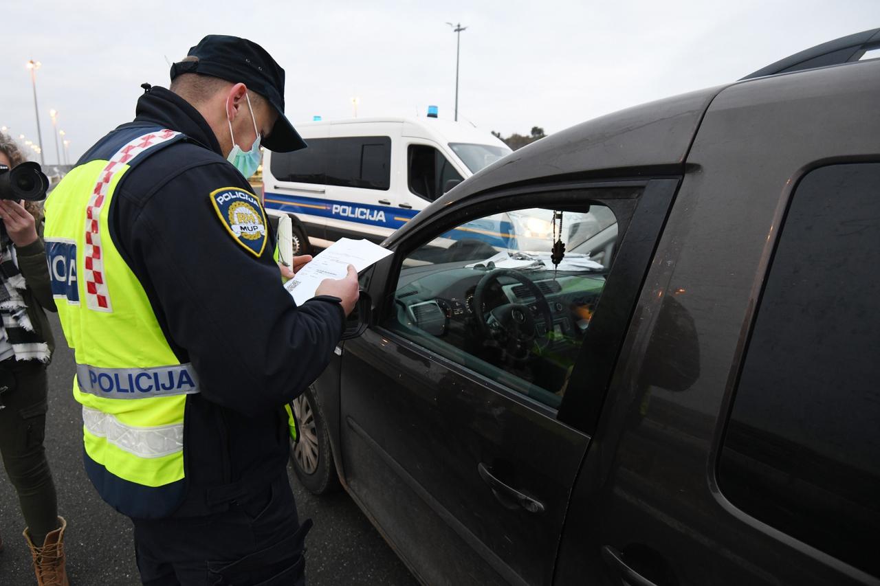 Policija na punktovima diljem Hrvatske provjerava propusnice