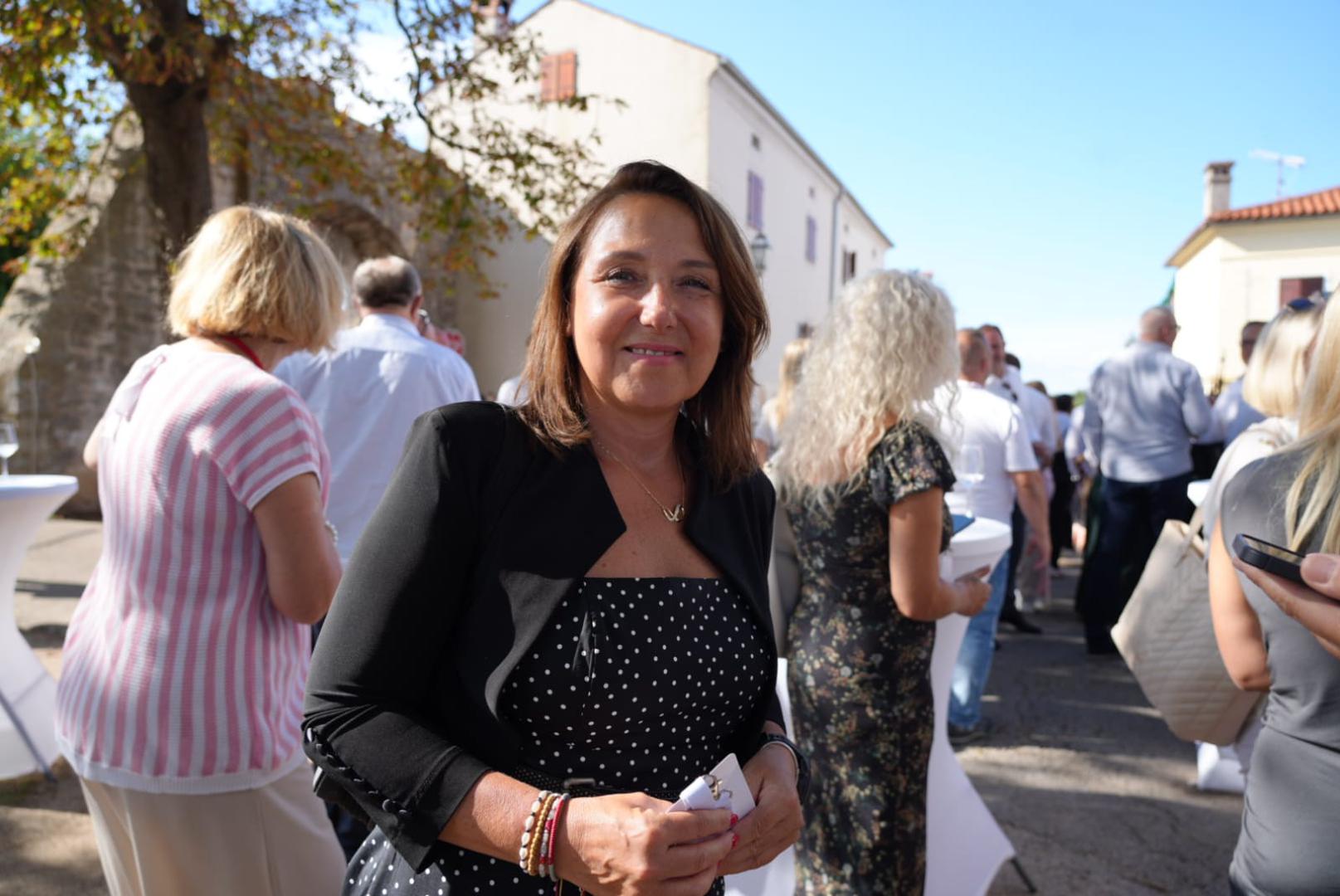 
Na ovo posebno događanje stigla je ministrica zdravstva Irene Hrstić, ministrica regionalnog razvoja i fondova EU Nataša Mikuš Žigman, ministar turizma i sporta Tonči Glavina, predsjednik Sabora Gordan Jandroković te bivši predsjednici Stjepan Mesić i Ivo Josipović. 