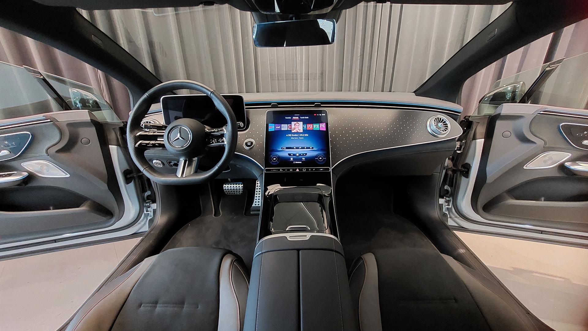 Mercedes: Prvi na listi je Mercedes. Na ljestvici pouzdanih automobila Consumer Reports (CR) iz studenog 2023., Mercedes-Benz je bio predzadnji od 30 vozila. Prema CR-u, marke automobila ocjenjuju se na temelju povratnih informacija članova, a zatim stručnjaci proučavaju 20 pogrešaka u rasponu od smetnji do značajnih problema. Ozbiljnost svakog problema se zatim mjeri kako bi se stvorio predviđeni rezultat pouzdanosti između 1 i 100. Na ljestvici 2023. Mercedes je postigao samo 23 od 100.
