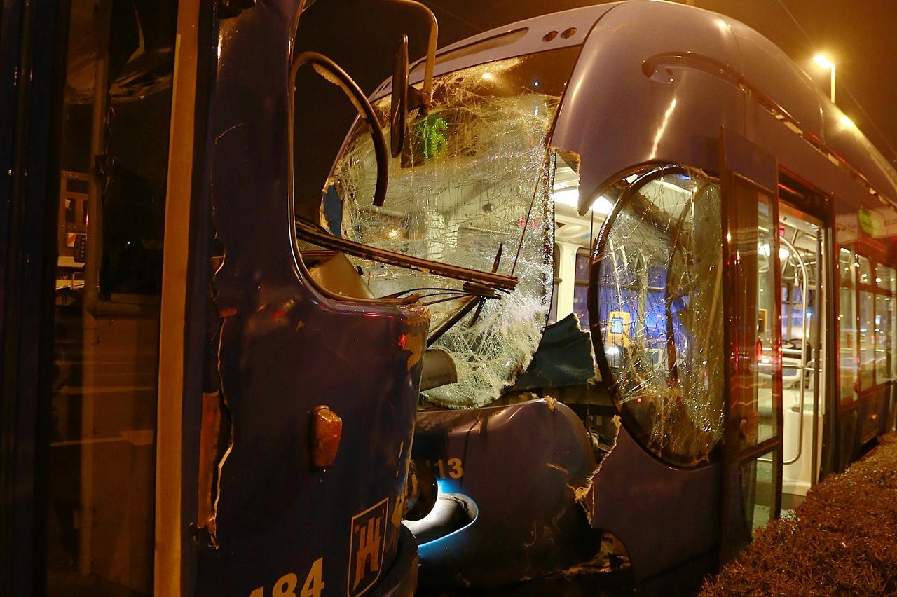 19.01.2016., Zagreb - Dva tramvaja sudarila su se u 19.28 sati na krizanju Drziceve ulice i Ulice Milke Trnine. Dok je tramvaj broj 6 stajao, na njegov straznji dio naletio je tramvaj broj 8. Vozac i dva putnika su ozlijedjeni. U smjeru sjevera je zastoj 