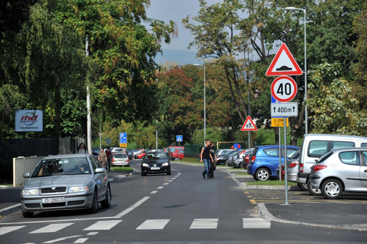 'gradska 21.09.2009.,Zagreb, u Brozovoj ulici na pocetku i na kraju postavljeni su znakovi lezecih policajaca a na cesti nema ni jednog lezeceg policajca. Photo: Antonio Bronic/VLM'