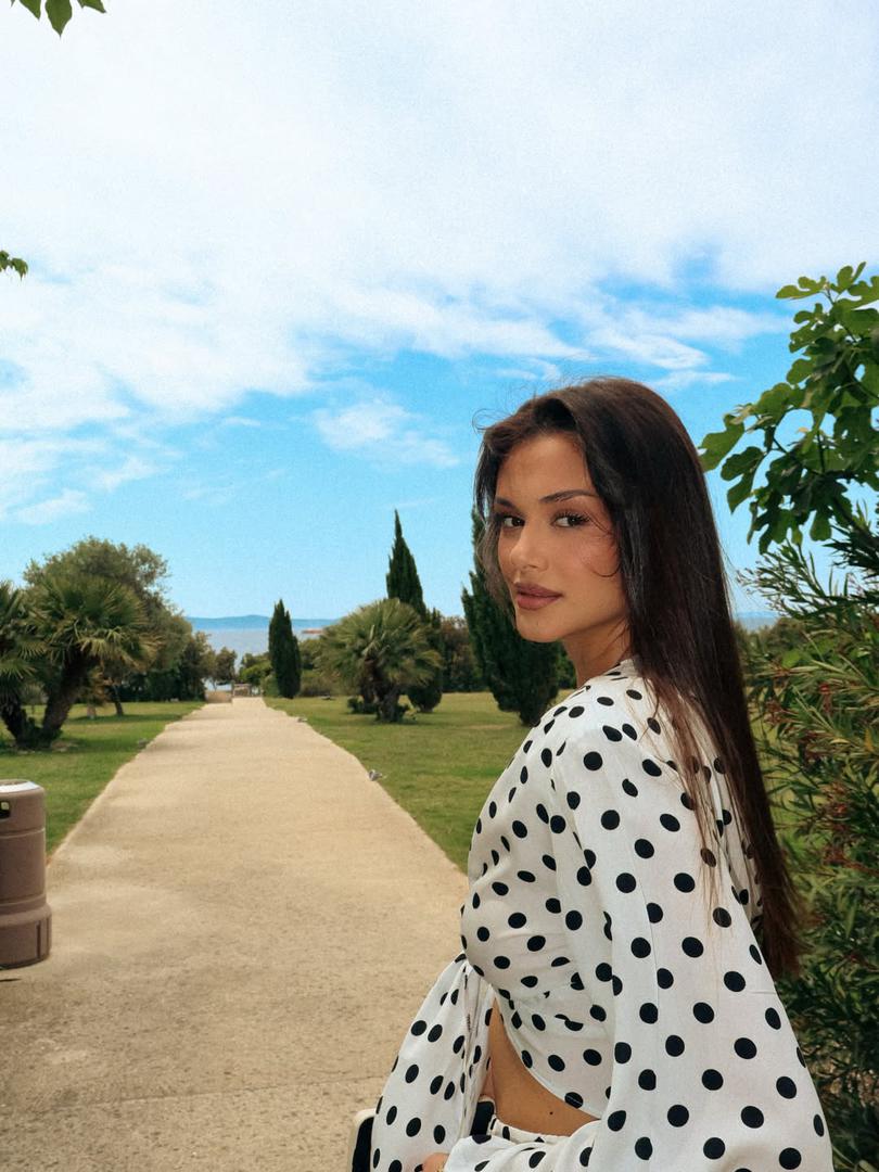 Među objavljenim fotografijama našli su se prizori s kupanja, romantičnih večera, hotelskog smještaja i sunčanih dana uz more.