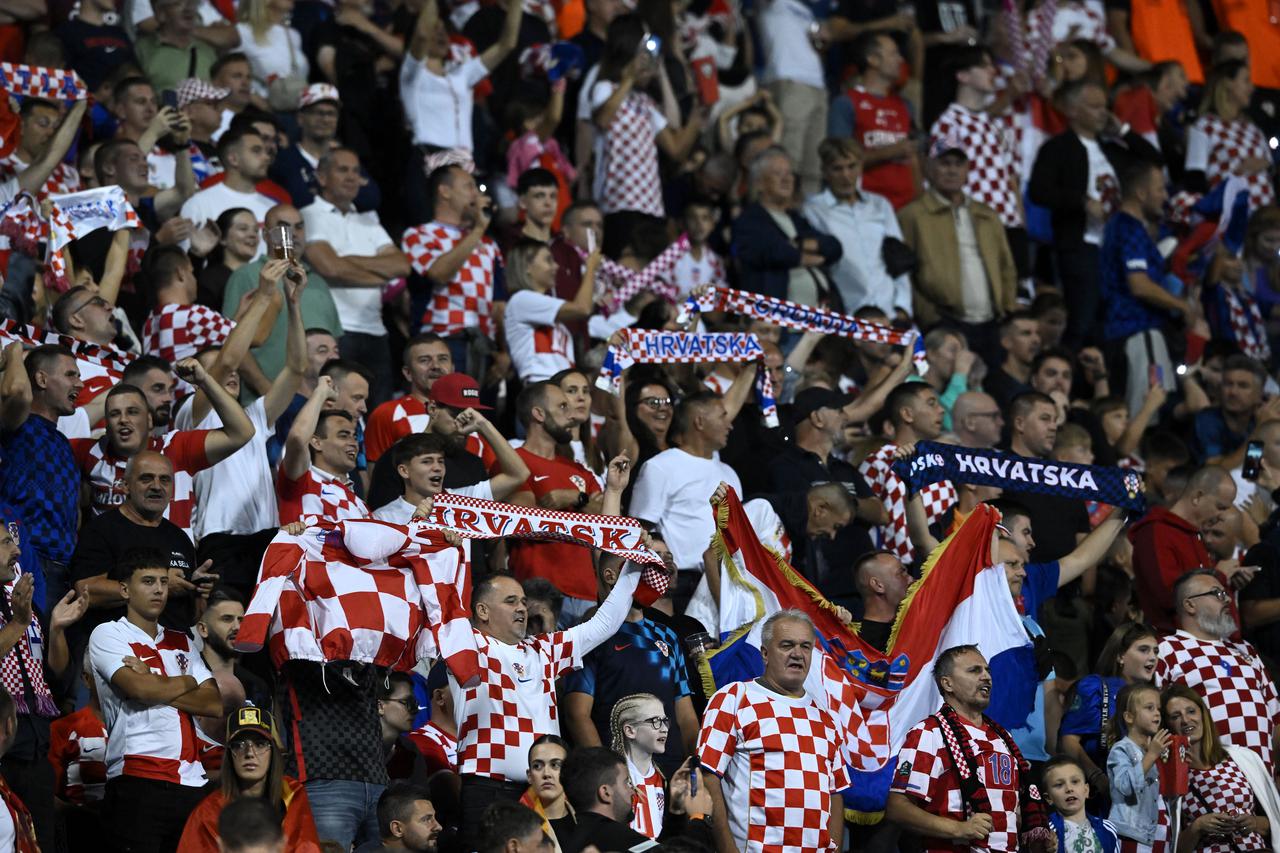 Atmosfera na tribinama tijekom susreta Hrvatske i Crne Gore u kvalifikacijama za Svjetsko prvenstvo