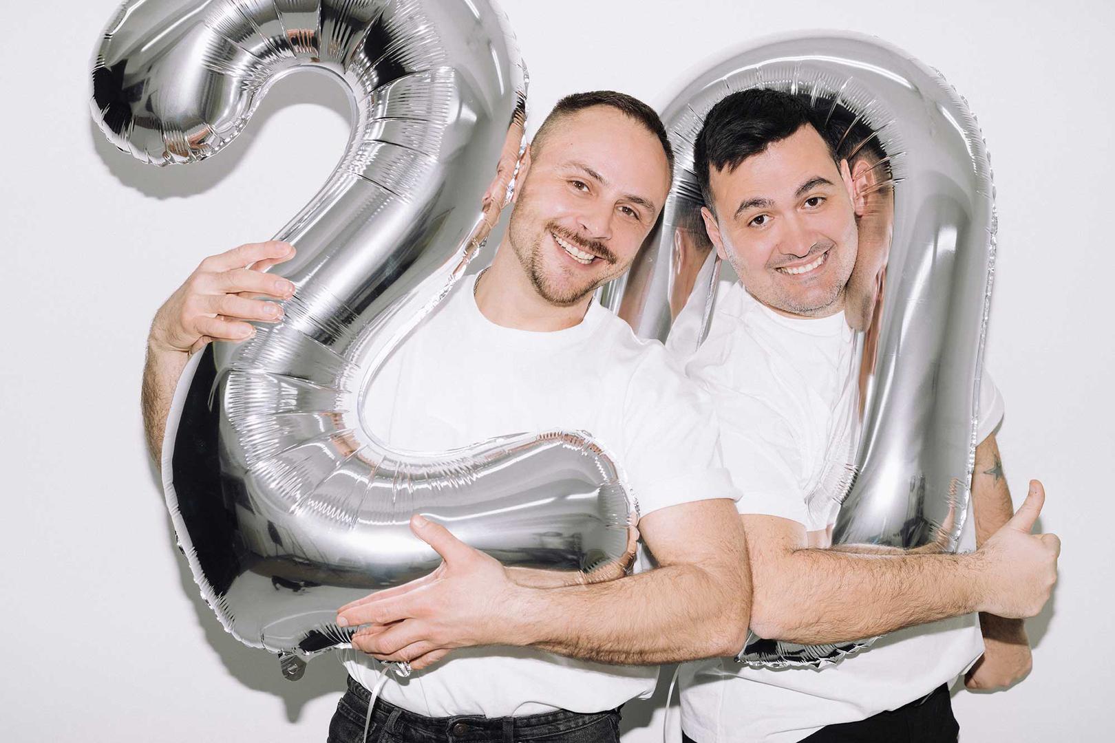 Poznati po revijskim spektaklima, dizajnerski duo Aleksandar Šekuljica i Ivan Tandarić, iz sezone u sezonu, podizali su očekivanja, oduševljavali ironičnom i duhovitom prezentacijom te kolekcijama koje su savršeno pogađale potrebe publike željne statement mode. Prvi su na hrvatskoj modnoj sceni svoj izričaj definirali kao camp, svojima su porukama često provocirali mainstream publiku i koristili modne kampanje kako bi dali do znanja kako je moda prvenstveno dobra zabava koja ne isključuje i ironičan osvrt na aktualne društvene okolnosti. 