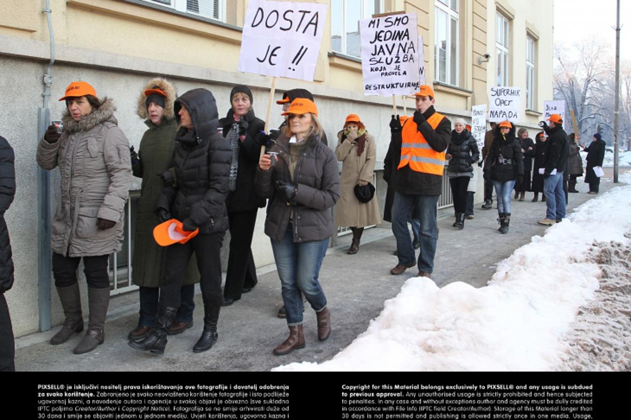 '13.12.2012., Karlovac - Mirni prosvjed djelatnika karlovacke podruznice Mirovinskog osiguranja zbog smanjivanja placa. Photo: Kristina Stedul Fabac/PIXSELL'