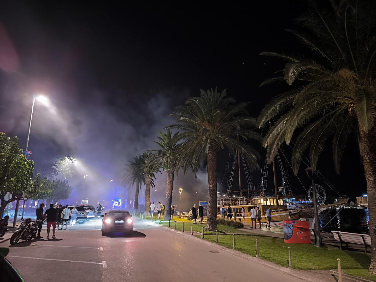 Policija je jutros javila da je riva zatvorena za vozila i pješake.