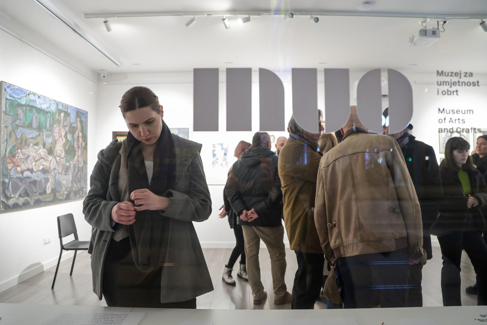 Na izložbi su predstavljeni radovi etabliranih umjetnika hrvatske likovne scene poput Zlatka Kauzlarića Atača, Vlaste Delimar, Vlade Marteka, ali i nekih manje poznatih ličnosti, te umjetnika mlađe i srednje generacije koju zastupaju Iva Stanko i Zvonimir Haramija