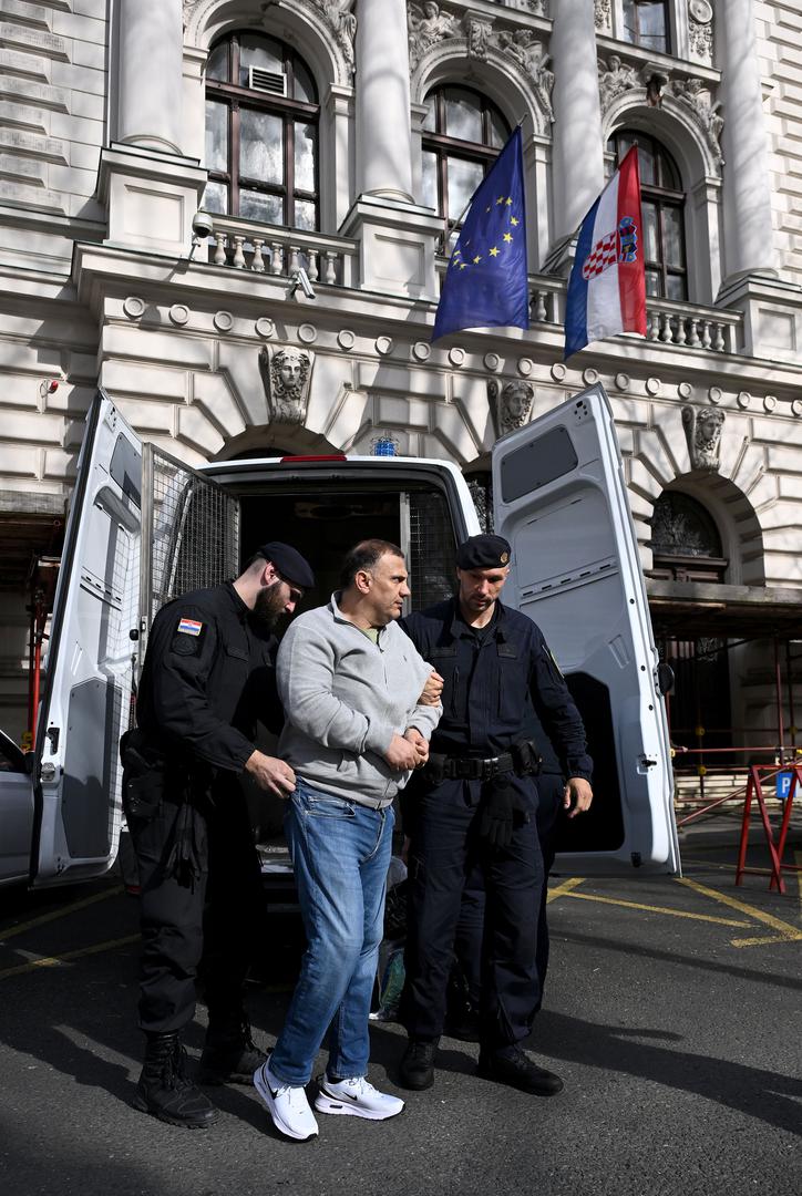 U zagrebačkoj policiji kažu da su morali uporabiti sredstva prisile – tjelesnu snagu i lisice – kako bi ga svladali i priveli.