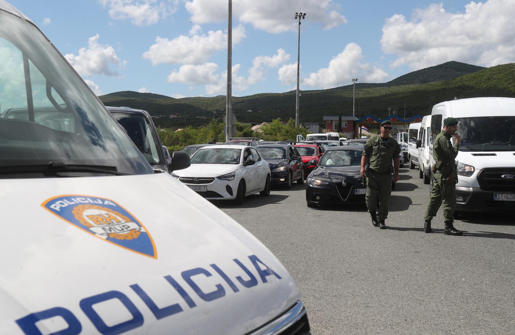 Preko tisuću navijača Rijeke bit će danas na Poljudu, a na naplatnim postajama u Dugopolju dočekale su ih jake snage reda i sigurnosti koje će ih sprovesti do stadiona. Grad je pod opsadom policije.