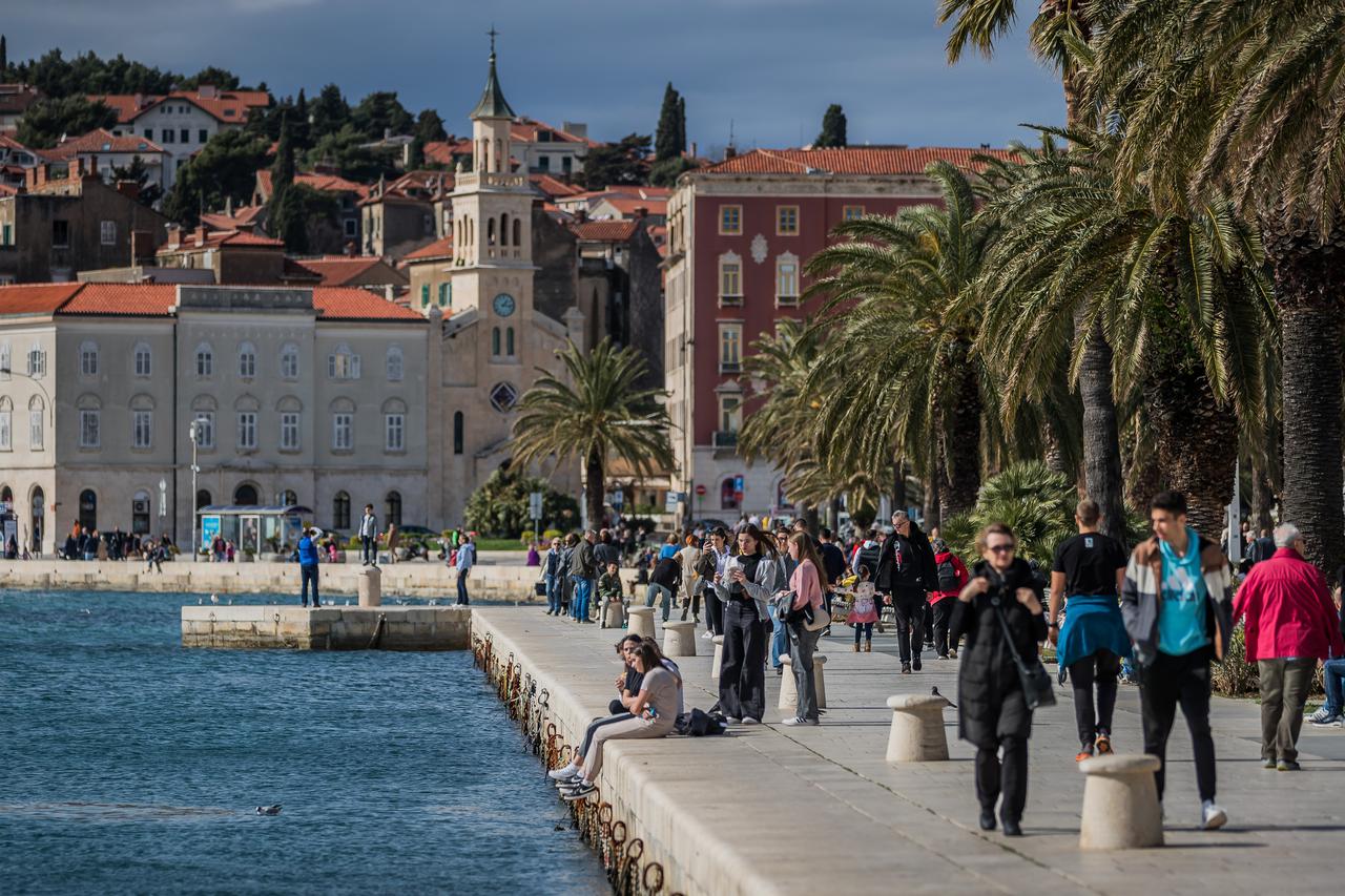 Split: Sunčano i toplo poslijepodne građani proveli na rivi