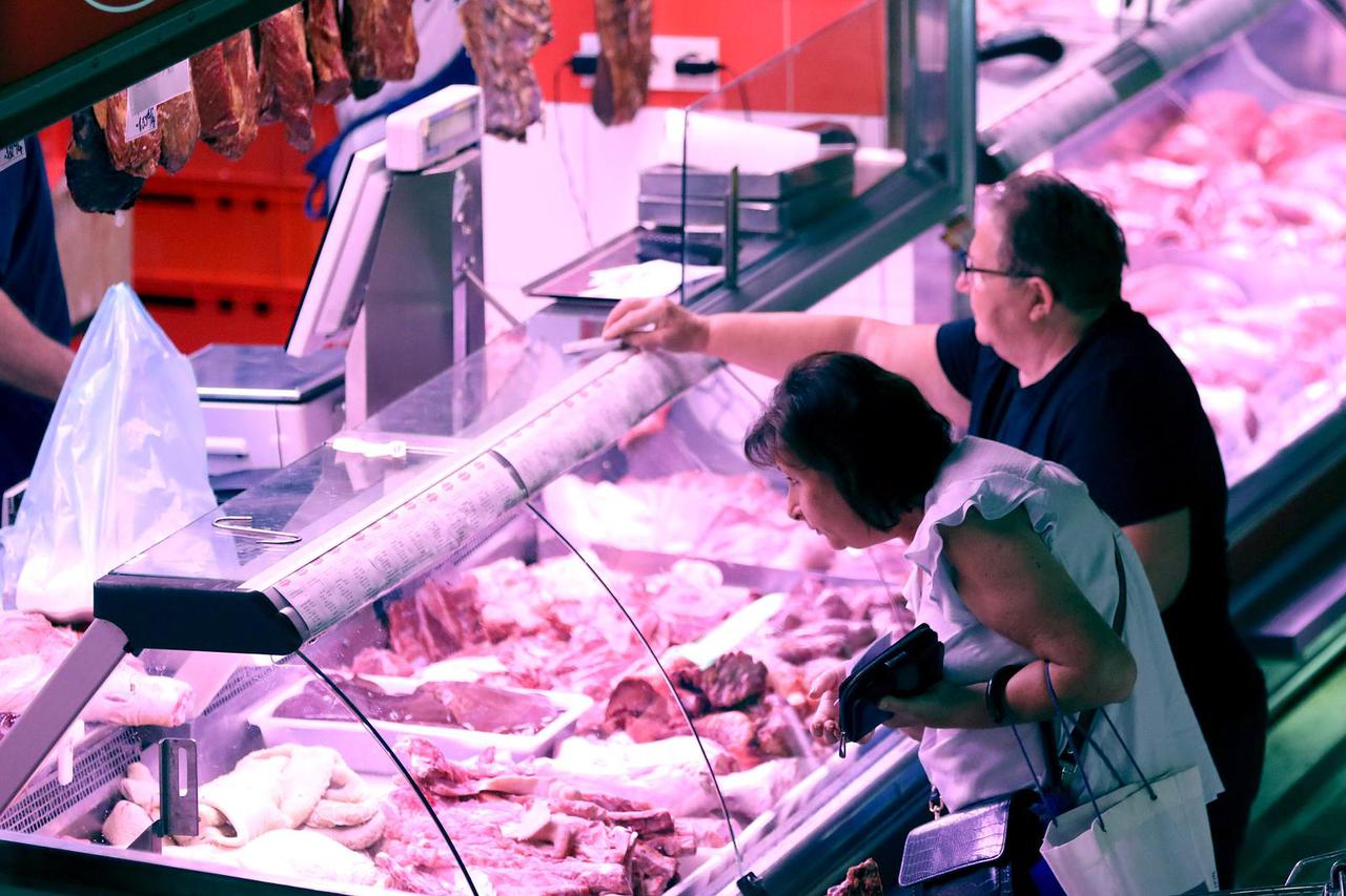 Zagreb: U mesnicama na tržnici Dolac cijene se još nisu promijenile nakon odluke Vlade
