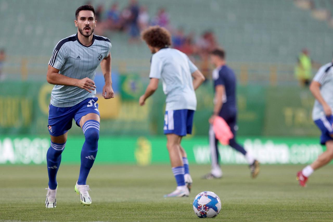 Pula: Igrači na zagrijavanju prije početka utakmice NK Istra 1961 - GNK Dinamo