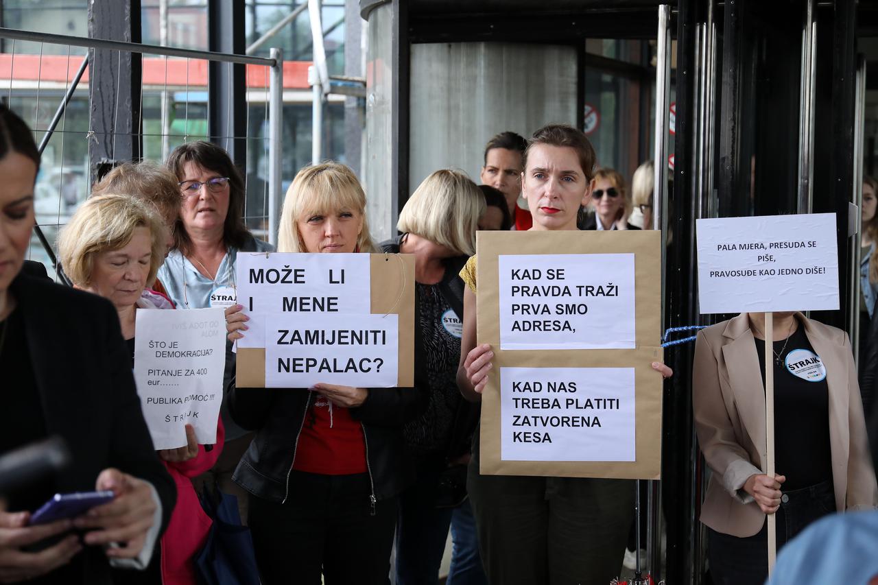 Zagreb: Štrajk državnih i lokalnih službenika i namještenika ispred Općinskog građanskog suda