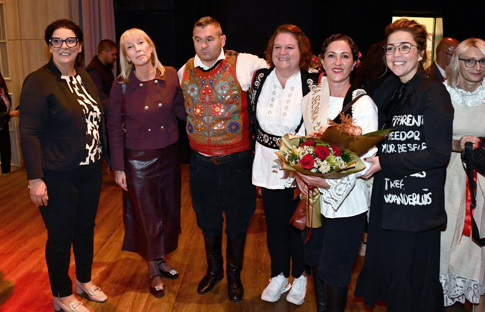 11.10.2025., Nova Gradiska - Aleksandra Zajac, predstavnica Vukovarsko-srijemske zupanije, proglasena je najuzornijom hrvatskom seoskom zenom u 2025. godini. Titulu druge pratilje ponijela je Katica Katusa, a titulu prve pratilj Danijela Jakopovic. Photo: Ivica Galovic/PIXSELL