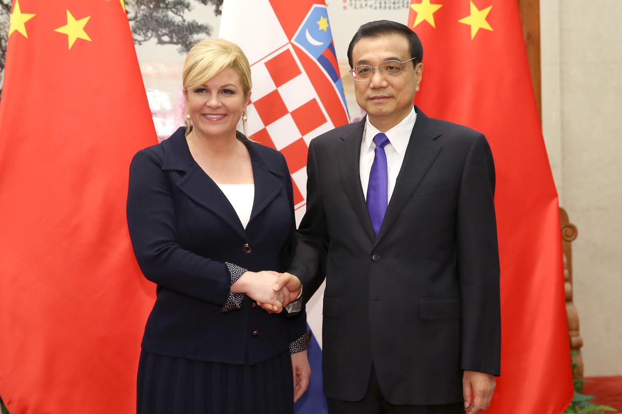 CHINA-CROATIA-LI KEQIANG-GRABAR-KITAROVIC-MEET (CN)(151015) -- BEIJING, Oct. 15, 2015 (Xinhua) -- Chinese Premier Li Keqiang shakes hands with visiting Croatian President Kolinda Grabar-Kitarovic at the Great Hall of the People in Beijing, China, Oct. 15,