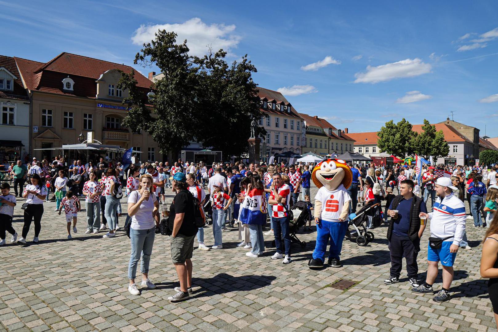 09.06.2024., Neuruppin, Njemacka - Dolazak navijaca na trg uoci dolaska Hrvatske nogometne reprezentacije u kamp. Photo: Luka Stanzl/PIXSELL