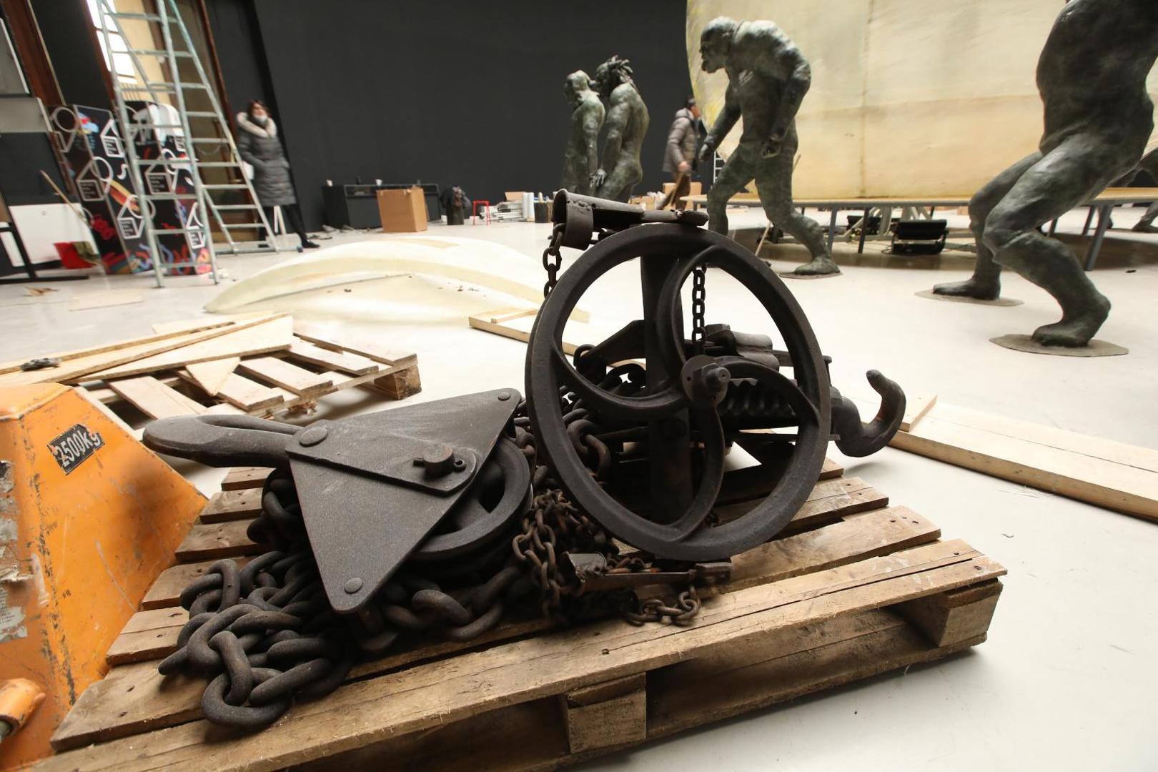 02.02.2021.Zagreb- Pripreme i raspakiravanje izlozaka za Vecernjakovu izlozbu "Hrvatska svijetu" u Domu likovnih umjetnika na Trgu zrtava fasizma.
Photo: Boris Scitar/Vecernji list/PIXSELL