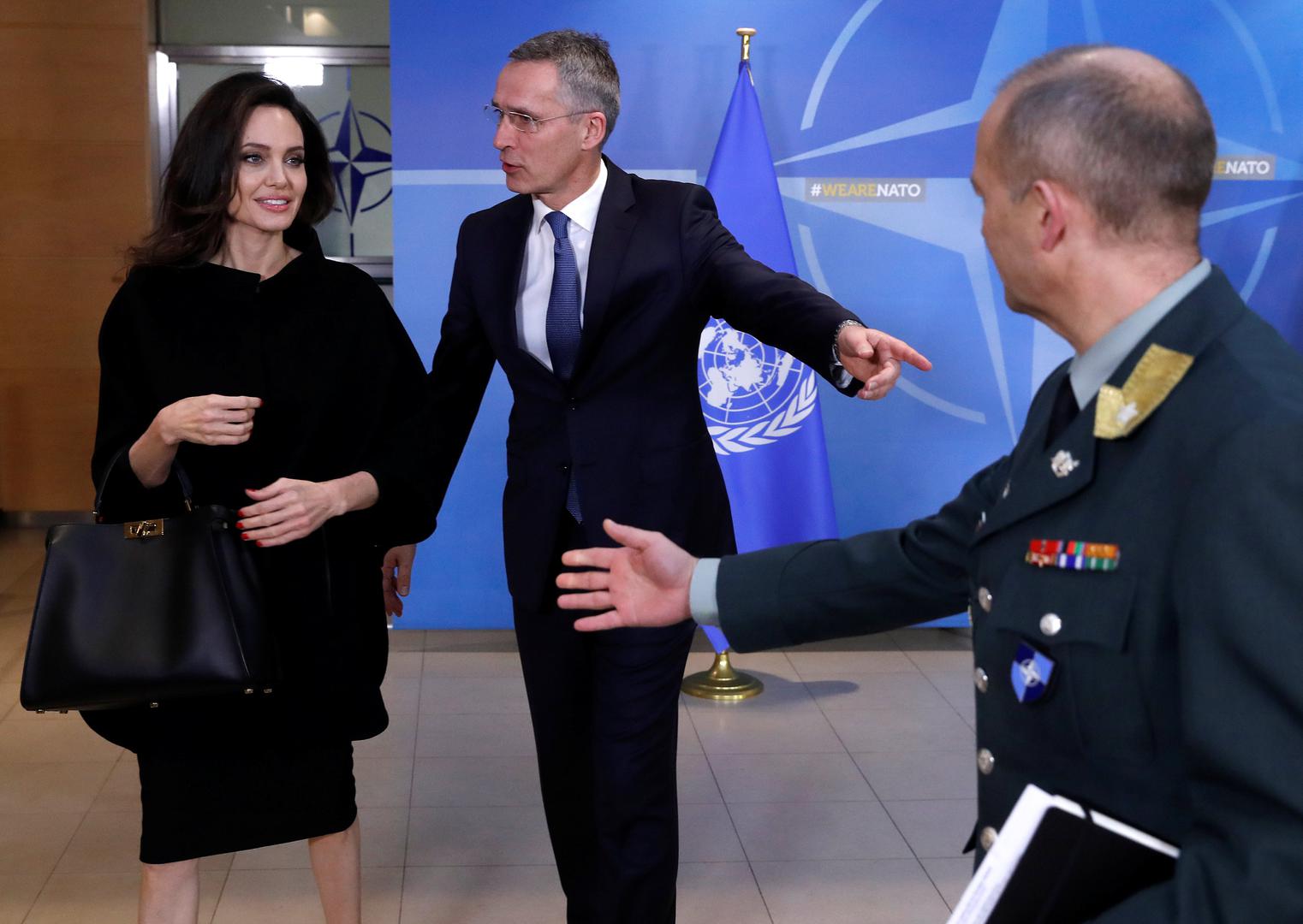 Povod njihovom susretu bio je razgovor o zajedničkoj suradnji UNHCR-a, čija je ambasadorica Angelina Jolie, i NATO-a u zaštiti žena od seksualnog nasilja u ratnim sukobima. 