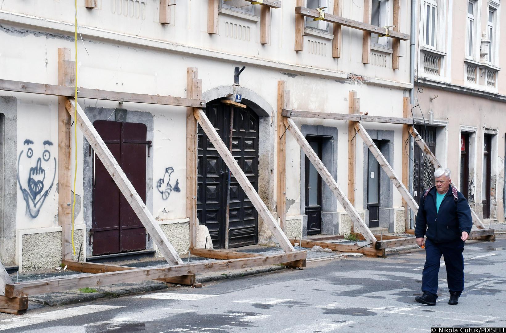 07.04.2022.,Petrinja - Ovih dana u centru Petrinje, na proceljima ostecenih poslovnih prostora i stambenih objekata koji nisu u uporabi nakon potresa, nepoznati pocinitelj ili vise njih je sprejem ispisao razne crteze i natpise. Policija provodi kriminalisticko istrazivanje s ciljem otkrivanja pocinitelja ovog vandalskog cina. Photo: Nikola Cutuk/PIXSELL