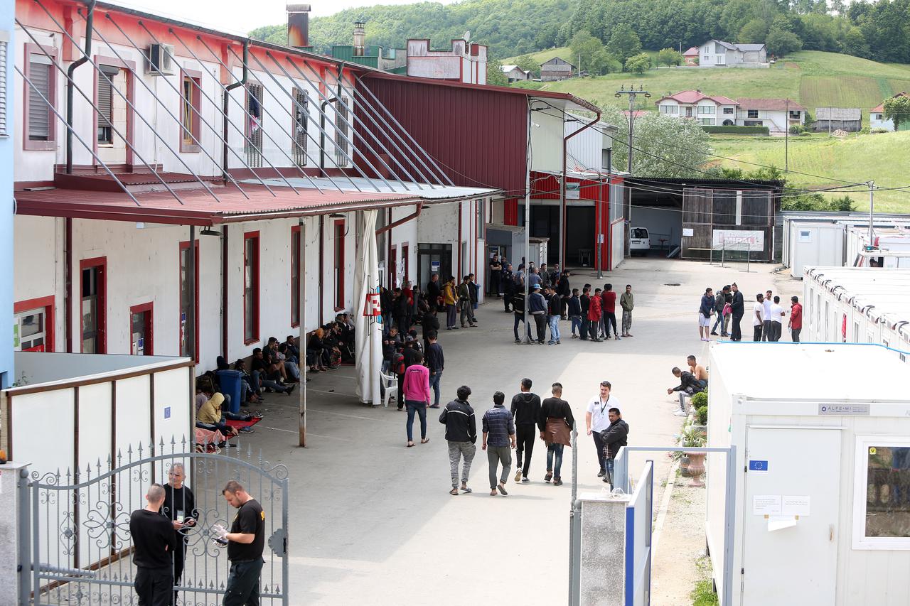 Prihvatni centar za migrante u Velikoj Kladuši nakon požara