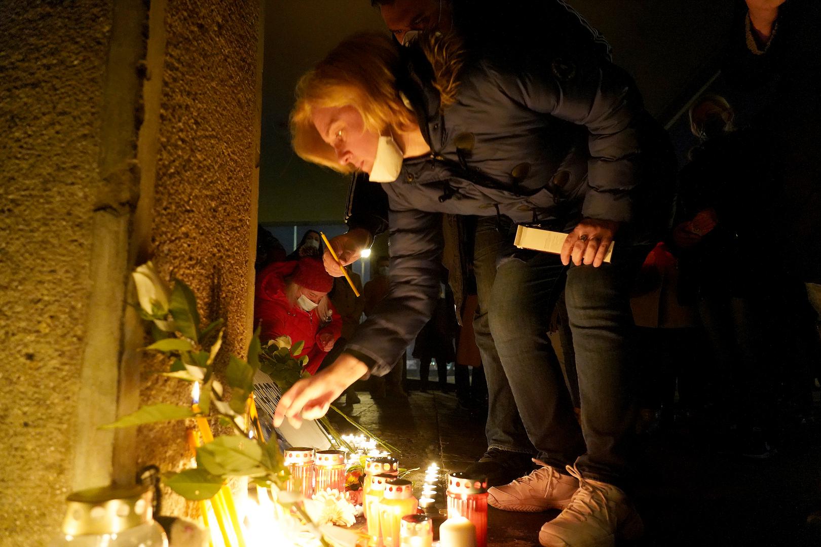 Beograđani se okupili kod Sava centra, pale svijeće i odaju počast Balaševiću