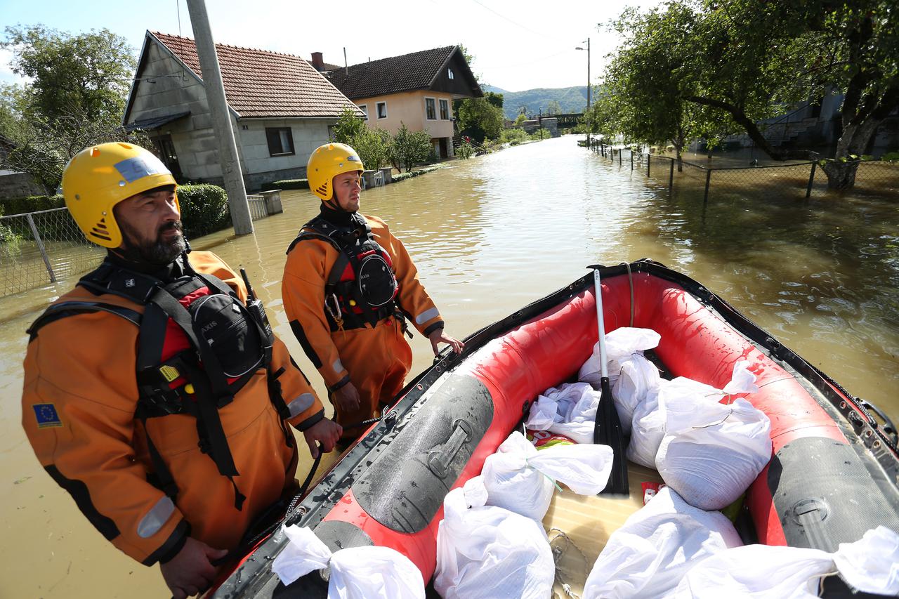 Premijer Plenković u poplavljenom Ogulinu