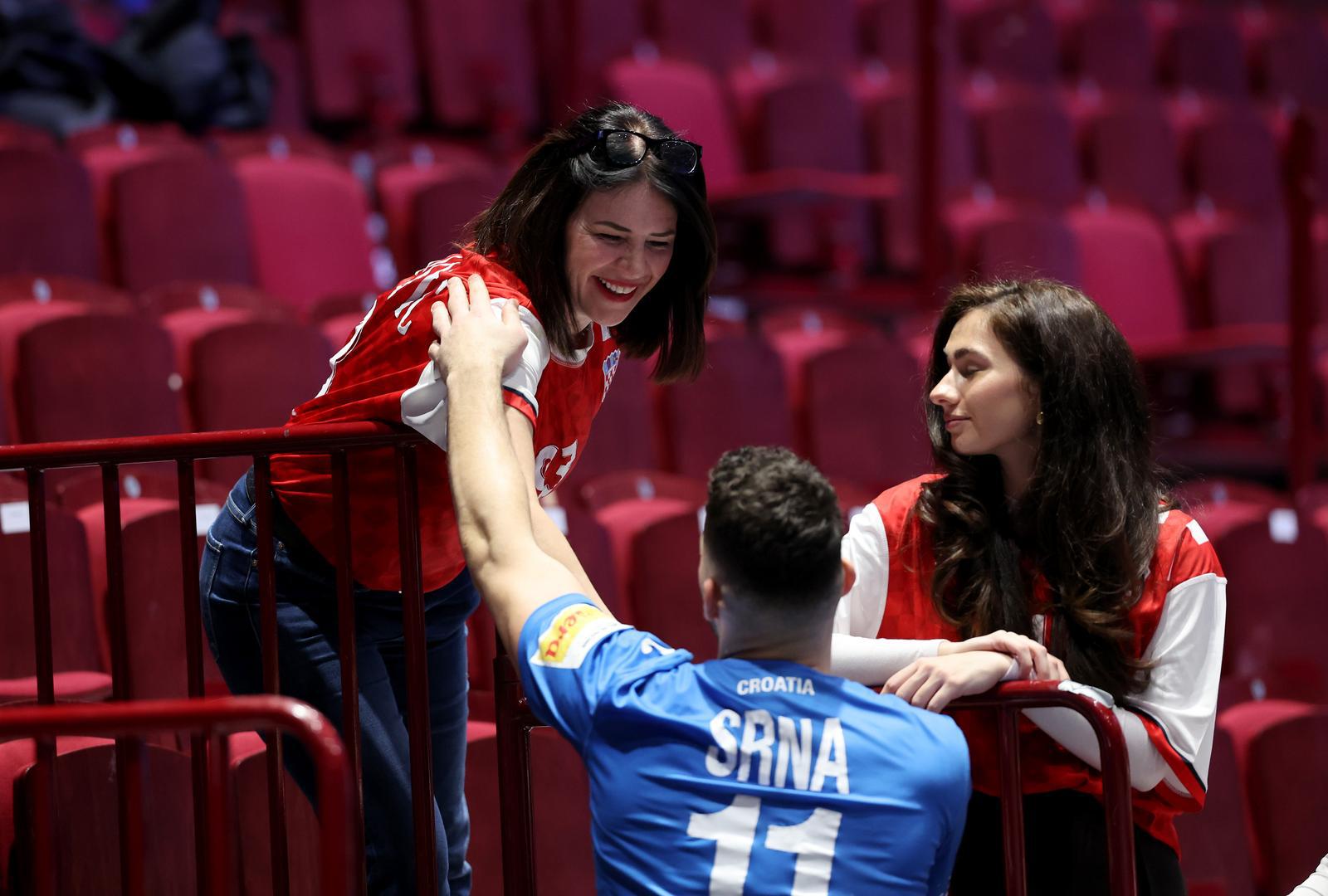 Zvonimir Srna nalazio se u društvu djevojke Dore i sestre Antonele. 