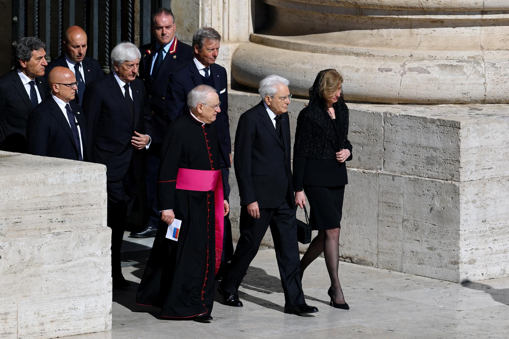 Pravila za žene jednako su stroga — zahtijevaju dugu crnu haljinu, crne rukavice i crni veo, a jedini dopušteni komad nakita jest jednostavna ogrlica od bisera. Članice kraljevskih obitelji moraju poštovati još rigidniji kodeks, uključujući zatvorene cipele s niskom petom i potpuno minimalistički izgled.
