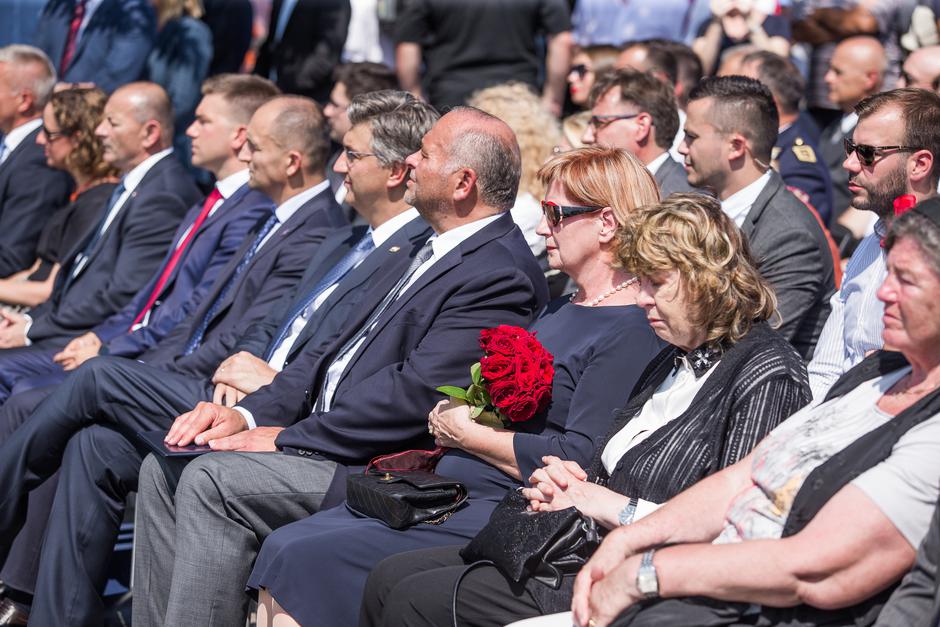 Svečano otkrivanje spomenika HRT-ovom snimatelju Žarku Kaiću KATEGORIJE